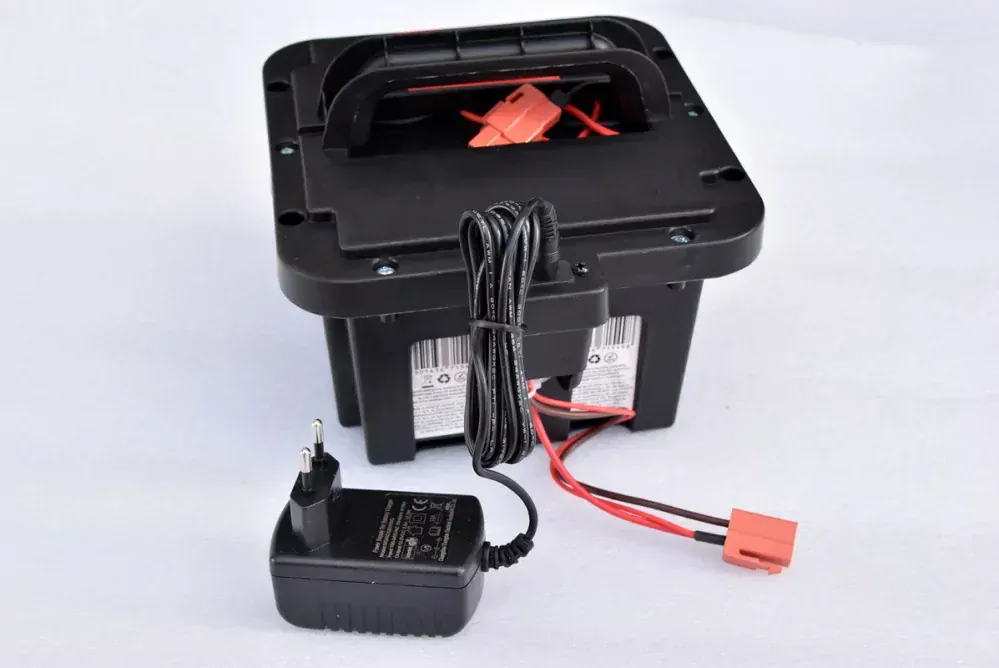 Náhradní box s 12V/7Ah baterii pro auta 4x4 Hilux, Rover, Lexus, s nabíjením mimo auta