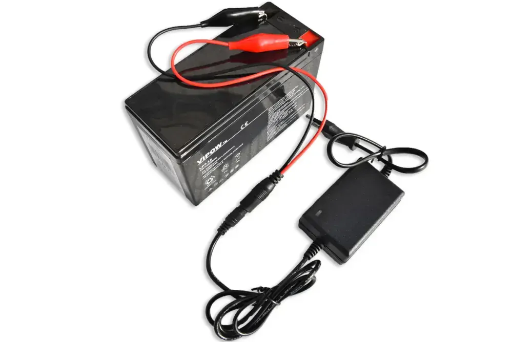 Nabíječka 12V / 1500mA s LED diodou a nástavcem pro nabíjení baterie mimo vozítko