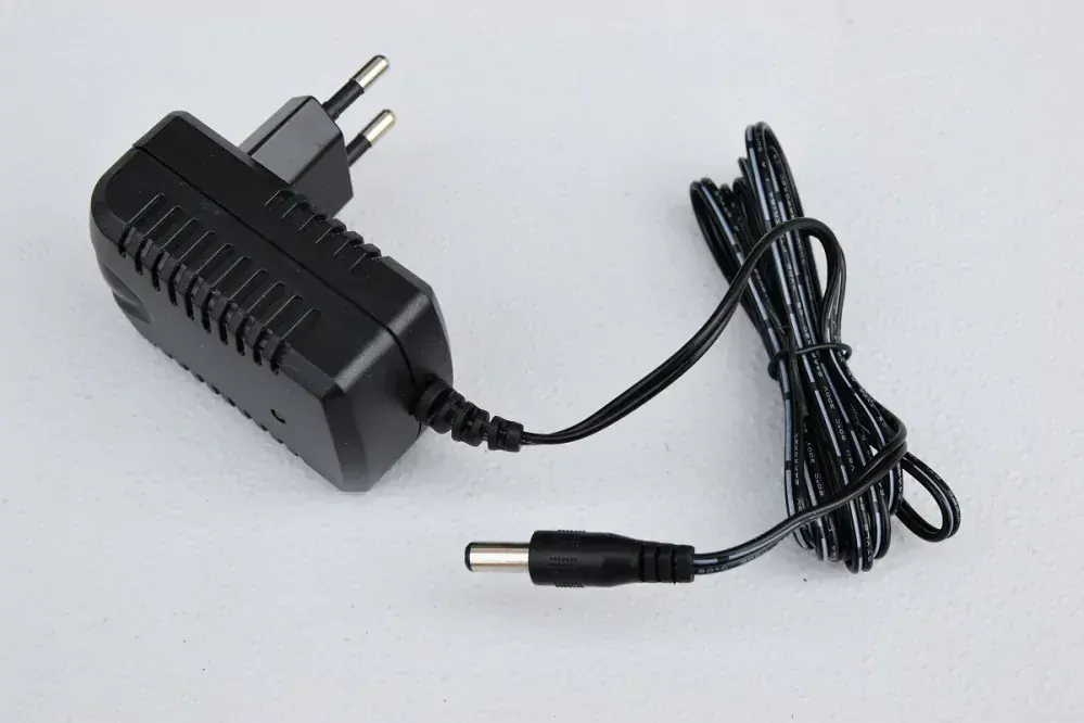 Nabíječka 6V / 1000mA s LED diodou nabití baterie