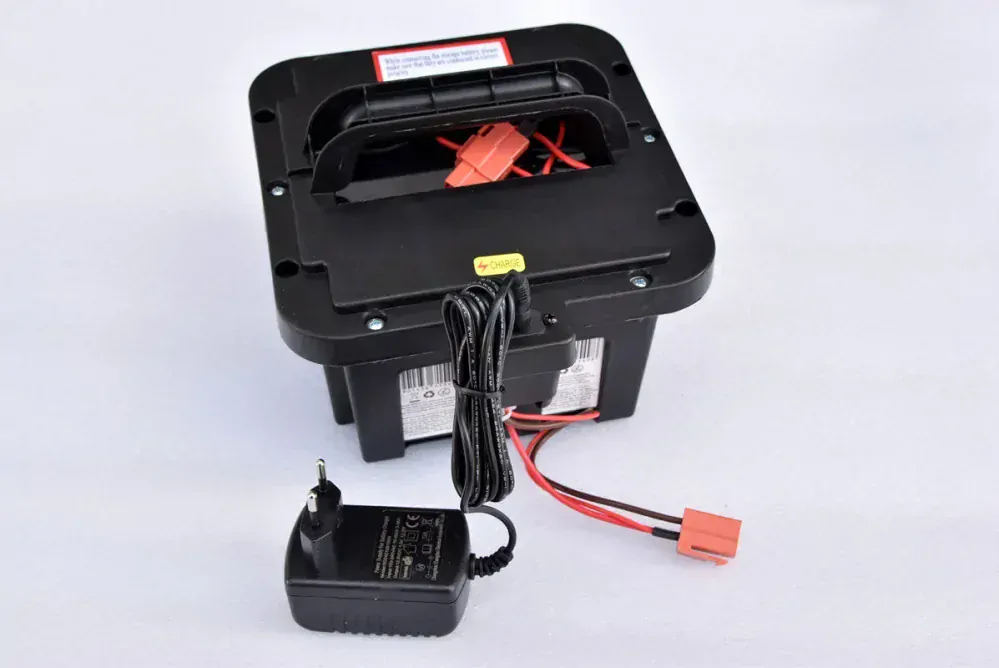 Náhradní box s 12V/7Ah baterii pro auta 4x4 Hilux, Rover, Lexus, s nabíjením mimo auta