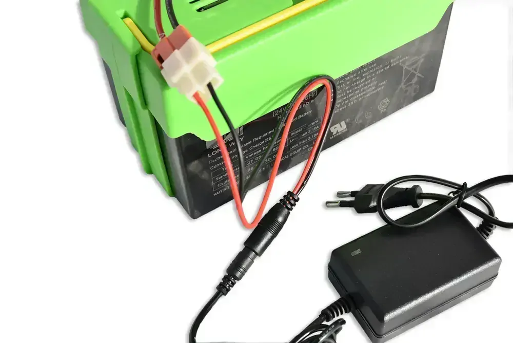 Nabíječka 24V / 800mA s LED diodou a nástavcem pro nabíjení boxu s baterií mimo vozítko