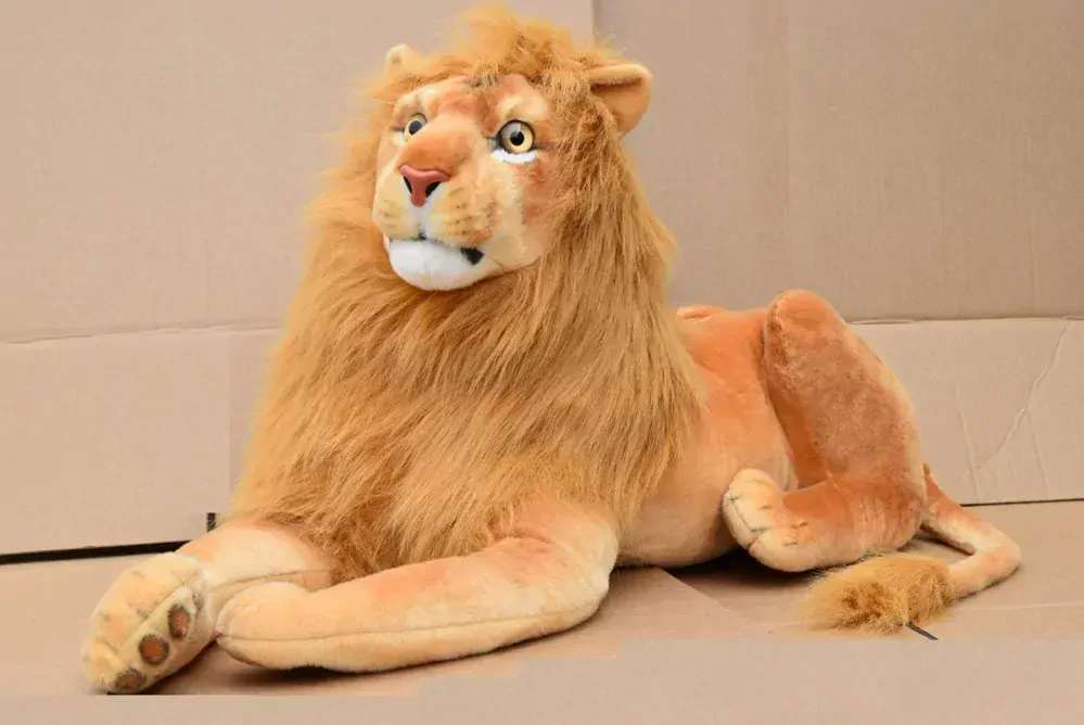 Plyšový ležící lev, délka 178cm, výška 66cm